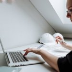 Nocne zmiany, wielkie możliwości: jak praca zmianowa może przyspieszyć Twój rozwój zawodowy i osobisty