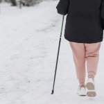 Codzienny spacer na wyższym poziomie: jak kijki trekkingowe zmieniają przechadzkę w trening