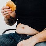 Masz twardy, wzdęty brzuch, choć nie jesz za dużo? 9 przyczyn i proste sposoby ulgi