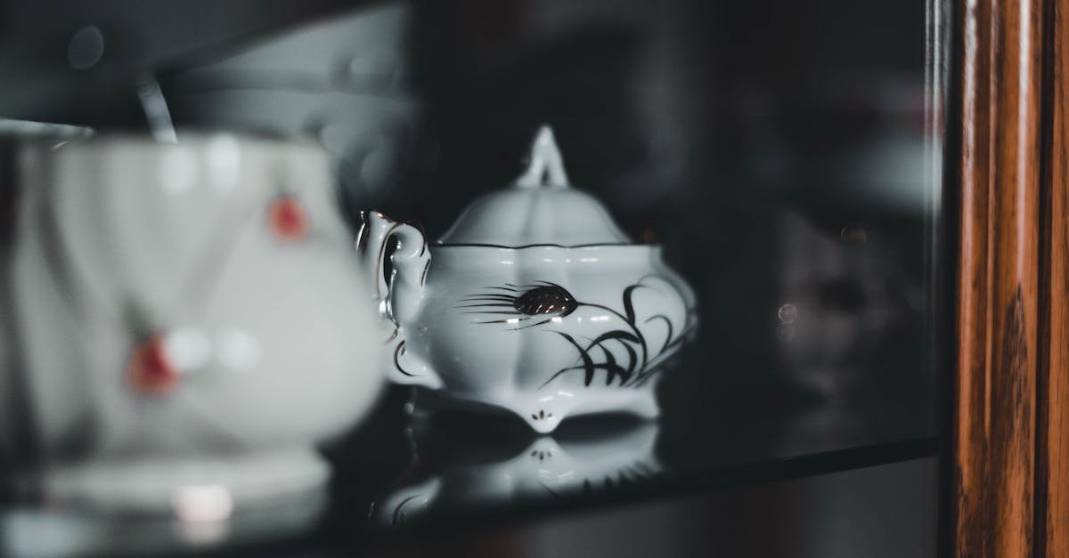 Szklana scena dla porcelany: jak wybrać idealną witrynkę w stylu retro