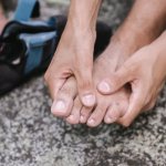 Ciężkie nogi o zmroku? Jak poradzić sobie z wieczornym puchnięciem kostek — przyczyny, szybka ulga i profilaktyka